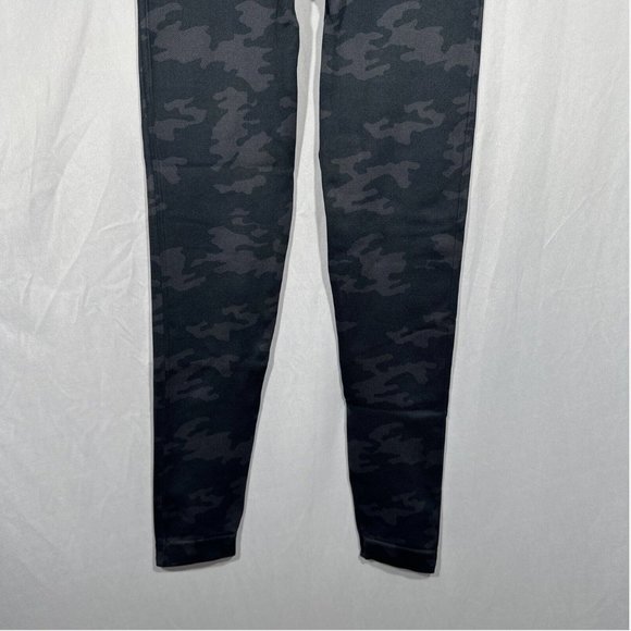 NWT $68 Spanx [ XS Medium ] Look At Me Now Seamless Leggings Black‎ Camo - Picture 7 of 13